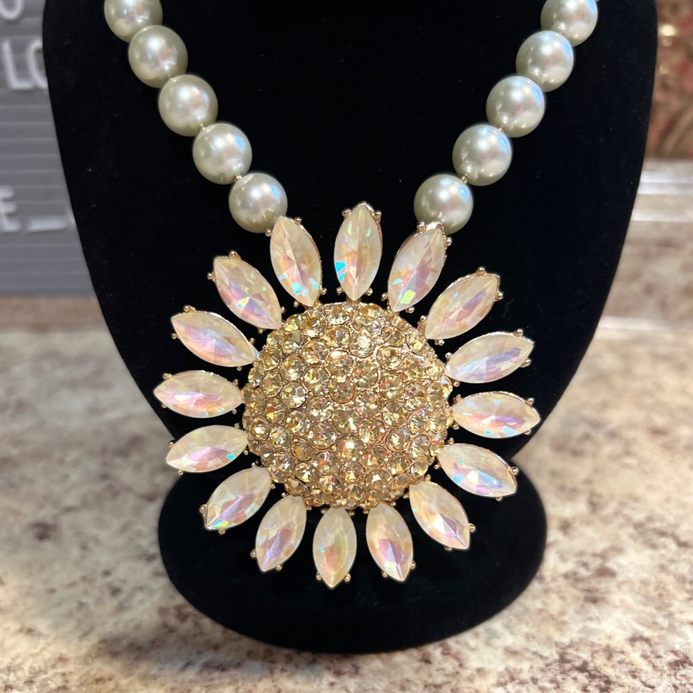 BETSEY JOHNSON RARE Large WHITE Petals Daisy & Pearls Necklace w/Earrings NWT - Picture 3 of 16